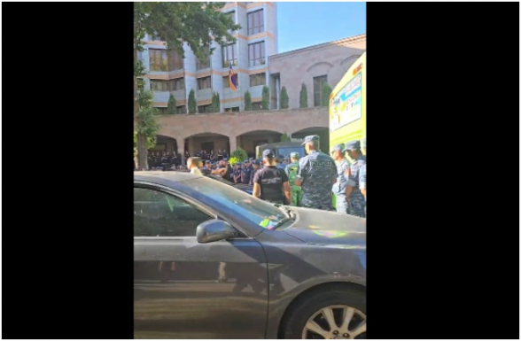 Представители движения «Мать Армения» у здания Следственного комитета – в знак поддержки ААЦ и Микаела Србазана (видео)